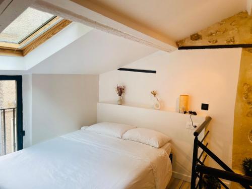 una camera con un letto bianco e una finestra di Maisonette duplex - Tout equipé - Matelas haute qualité a Marly-le-Roi