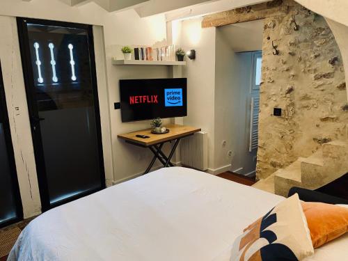 una camera con letto e TV su un tavolo di Maisonette duplex - Tout equipé - Matelas haute qualité a Marly-le-Roi