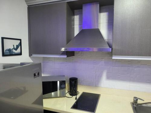 uma cozinha com uma bancada e um forno com placa de fogão em Kandi studio by the pool. Housekeeping, Netflix! em Angeles
