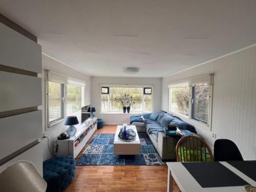 uma sala de estar com um sofá e uma mesa em Experience what peace is like in this chalet em Ooltgensplaat