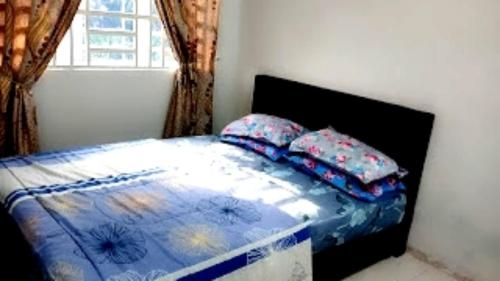 Ένα ή περισσότερα κρεβάτια σε δωμάτιο στο Homestay Hafiy Manjung Lekir Sitiawan