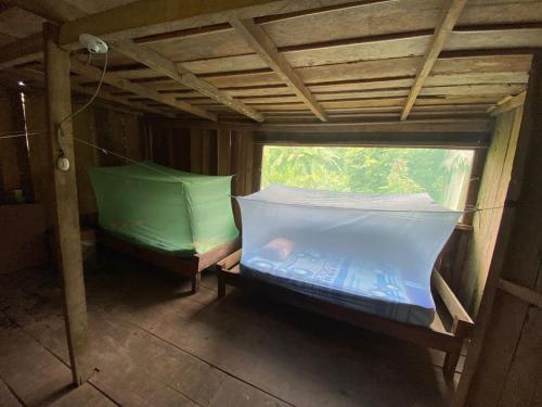 - Vistas al interior de una habitación con 2 camas en Buchisapa Lodge, en Iquitos