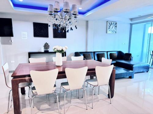 Μια τηλεόραση ή/και κέντρο ψυχαγωγίας στο The Fairways Villas - 5 bedrooms & bathroom for up to 14 guests 7kms to Patong