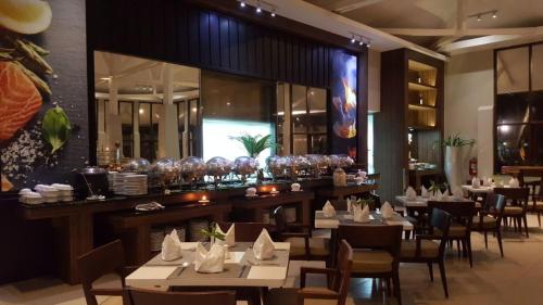 Mambruk Hotel & Conventionにあるレストランまたは飲食店