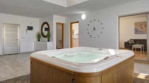 Luxury Villa Cindy في كاليتا ذي فوستي: حوض استحمام كبير في وسط غرفة المعيشة