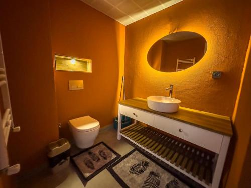 アンカラにある110-Peacefulのバスルーム(洗面台、トイレ付)