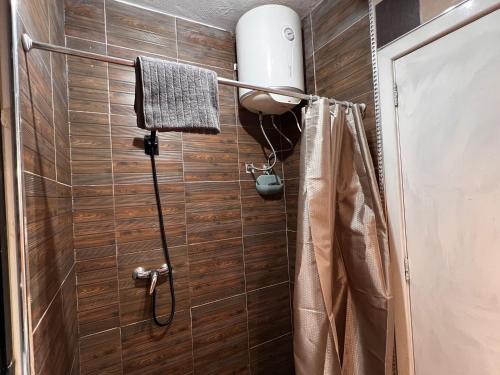 La salle de bains est pourvue d'une douche et de toilettes. dans l'établissement Room 1 Salina Seaview Retreat, à Naxxar
