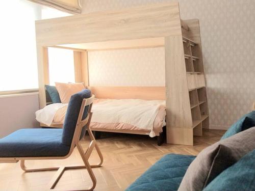 a bedroom with a bunk bed and a chair at プライベートサウナがあるGuestHouseレビッキ【水上駅】より徒歩10分【水上IC】より車7分 in Minakami