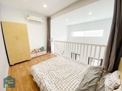 ein Schlafzimmer mit einem Bett und einem Kinderbett in der Unterkunft Hide Away Apartment in Ấp Phú Lợi