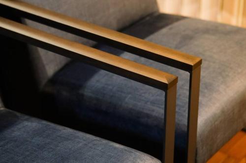 a close up of a bed with a wooden frame at 琉球モダンスタイルの那覇の閑静な隠れ家 駅まで徒歩圏内の好立地 1階 in Kume