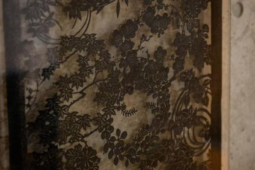 a wall with a floral pattern on it at 琉球モダンスタイルの那覇の閑静な隠れ家 駅まで徒歩圏内の好立地 1階 in Kume