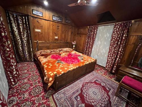 Un dormitorio con una cama con rosas rojas. en Houseboat wild rose, en Srinagar