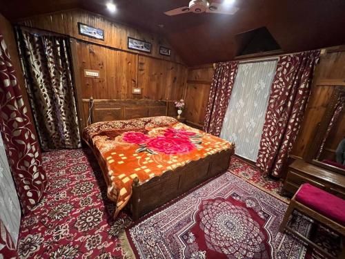 Postel nebo postele na pokoji v ubytování Houseboat Wild Rose