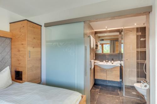 Koupelna v ubytování Apparthotel Talhof, Restaurant, Pool und Spa