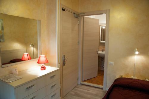 ネグラールにあるAntico Albergoのベッドルーム1室(ベッド1台、鏡、ドア付)
