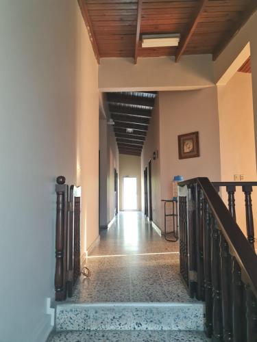 pusty korytarz budynku ze schodami w obiekcie Familiar y Acogedor w mieście San Pedro Sula
