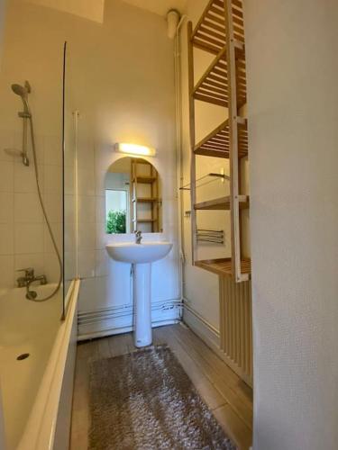 une salle de bain avec un lavabo et un miroir dans l'établissement The Maiden's, à Rouen