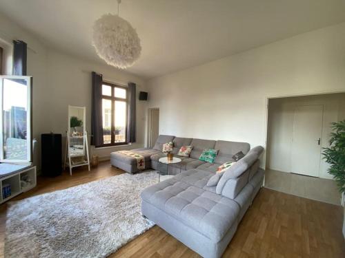 un salon avec un canapé et une télévision dans l'établissement The Maiden's, à Rouen