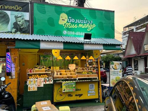 einen Essensstand mit einem Schild darüber in der Unterkunft Santitam area,center,old city in Chiang Mai