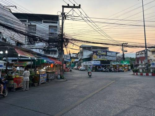 eine Straße in einer asiatischen Stadt mit Stromleitungen und Gebäuden in der Unterkunft Santitam area,center,old city in Chiang Mai