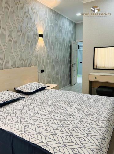 - une chambre avec un lit, un bureau et une télévision dans l'établissement Comfortable 2-roomed apartment Ozod Apartments, à Samarcande