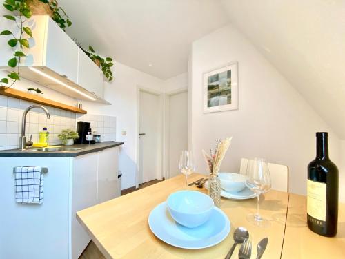 a kitchen with a table with a bottle of wine at Old Town Residence Schlossblick I Küche I Central in Füssen