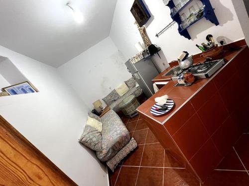 cocina con mesa y sofá en una habitación en Perla Azul, en Chefchaouen