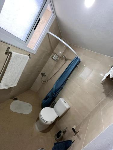 een kleine badkamer met een toilet en een douche bij Perla Azul in Chefchaouene