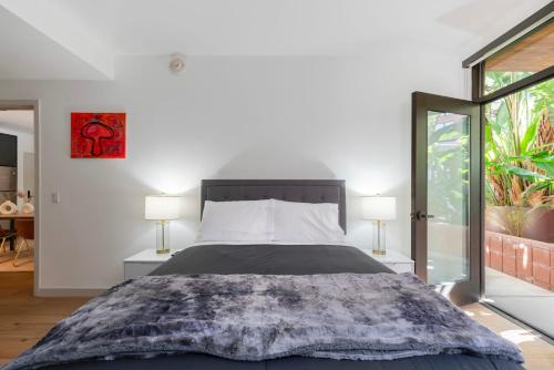 um quarto com uma cama grande e 2 candeeiros em Hollywood 2BR Luxury Condo em Los Angeles