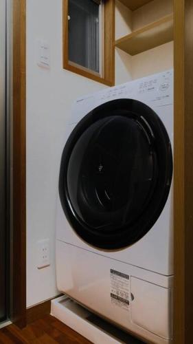 Kumeにある駐車場有 琉球モダンと木の暖かさ 陽光が降り注ぐ上品でゆとりのある空間 2階のギャラリーの写真