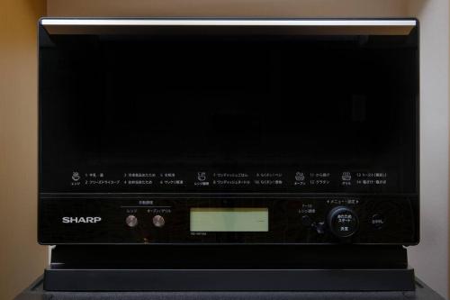 Kumeにある駐車場有 琉球モダンと木の暖かさ 陽光が降り注ぐ上品でゆとりのある空間 2階のギャラリーの写真