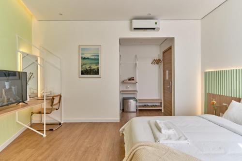 Televisyen dan/atau pusat hiburan di Adela Hotel Dalat