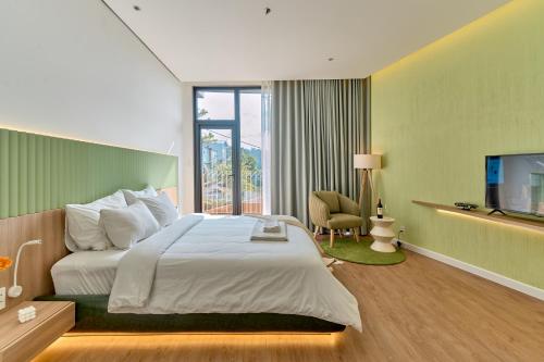 Katil atau katil-katil dalam bilik di Adela Hotel Dalat