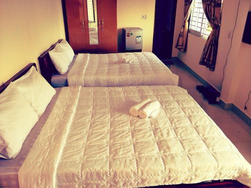 two beds in a hotel room with at Tuong Vy Hotel in Ho Chi Minh City