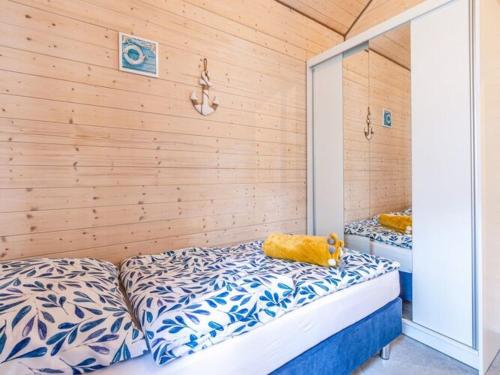 Un dormitorio con una cama con un osito de peluche. en Holiday cottages close to the beach, Jaros awiec en Jarosławiec