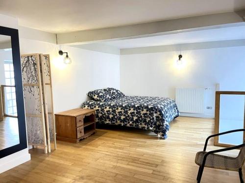 une chambre avec un lit et une commode dans l'établissement Duplex avec terrasse en hypercentre de Grenoble, à Grenoble