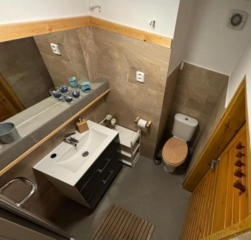 łazienka z umywalką i toaletą w obiekcie apartmán Karin w mieście Rovensko pod Troskami