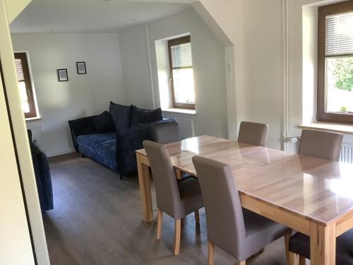 Posezení v ubytování Berg Blick Eifler Bauernhaus modern restauriert