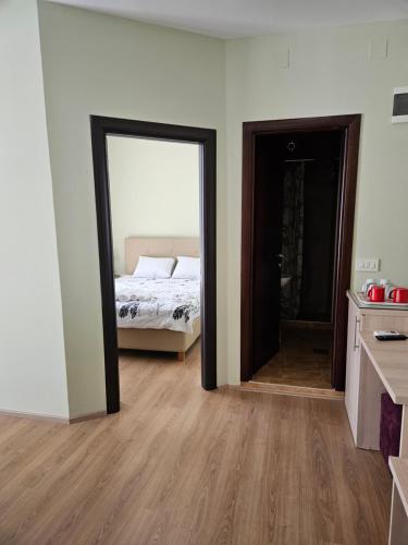 Postel nebo postele na pokoji v ubytování Apartments LOTUS