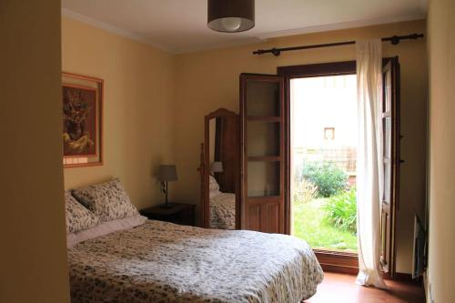 ヌエバ・デ・リャネスにあるAcogedor bajo con terraza y vistasのベッドルーム1室(ベッド1台、大きな窓付)