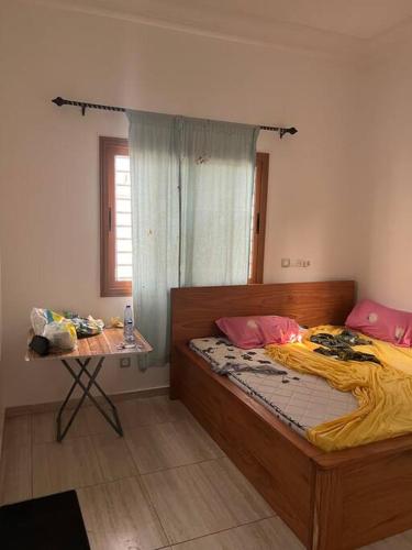 1 dormitorio con 1 cama grande y 1 mesa en Brand New Luxurious Villa in Lomé Bê kpota, en Lomé