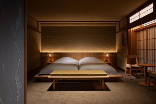 een slaapkamer met een bed en een bank erin bij Mikuniya in Toyooka