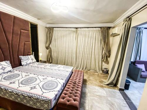 Cairo Crown Apartment with Fitness and Wellness tesisinde bir odada yatak veya yataklar