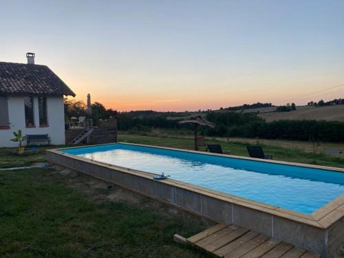 einen Pool im Hof eines Hauses in der Unterkunft Havre de paix a la campagne in Puycornet