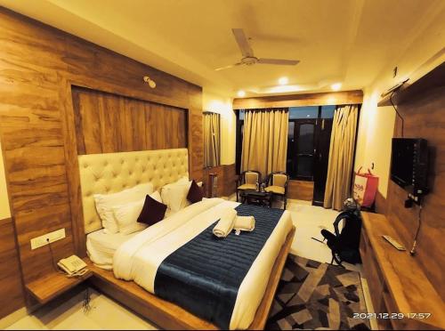 1 dormitorio con 1 cama grande en una habitación en Grand Hill mall road Mcleodganj, en Dharamsala