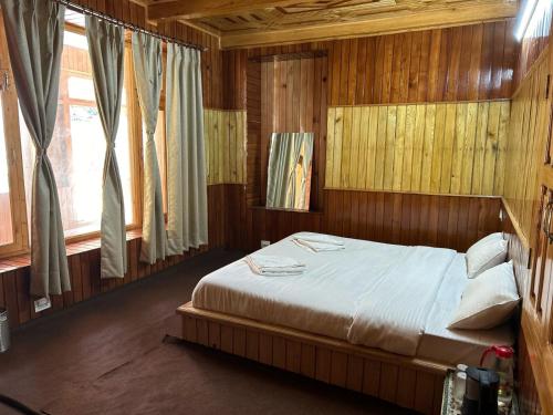Ein Bett oder Betten in einem Zimmer der Unterkunft THE OFFBEAT CHALET