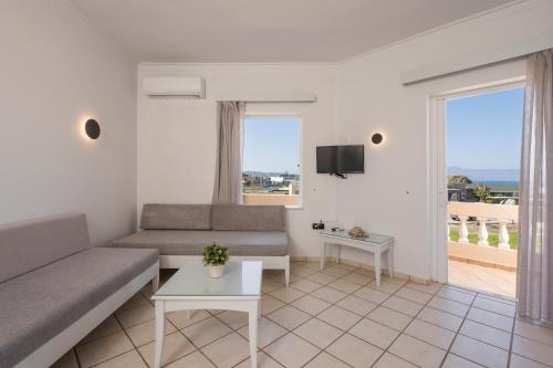 Μια τηλεόραση ή/και κέντρο ψυχαγωγίας στο Hotel Caretta Beach