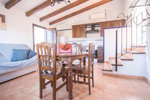 a kitchen and dining room with a table and chairs at Casa Rural Mirador 2 in Bullas
