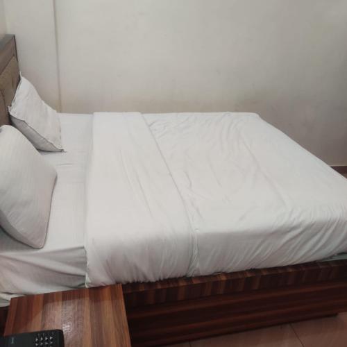 En eller flere senger på et rom på Hotel Kedar Ganga