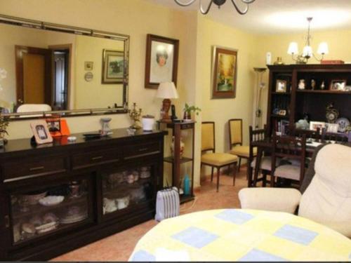 ein Wohnzimmer mit einem Spiegel und einem Esszimmer in der Unterkunft La casa de Antonia in Córdoba